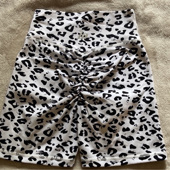 Sports bra and scrunch bum shorts set or individual - Picture 6 of 8